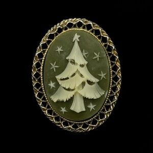VINTAGE Carved Resin Christmas Tree Cameo Brooch
